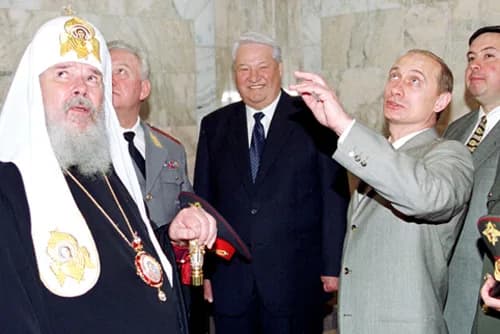Patriarch Alexius II - МОСКВА. На церемонии освящения храма-часовни Казанской иконы Божией Матери на Октябрьской площади с Патриархом Московским и всея Руси Алексием II, первым Президентом Борисом Ель