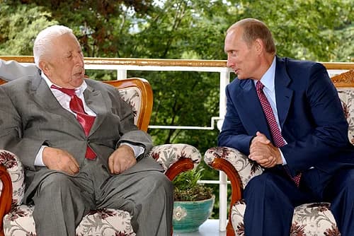 Rasul Gamzatov - Vladimir Putin with avar and russian poet Rasul Gamzatov