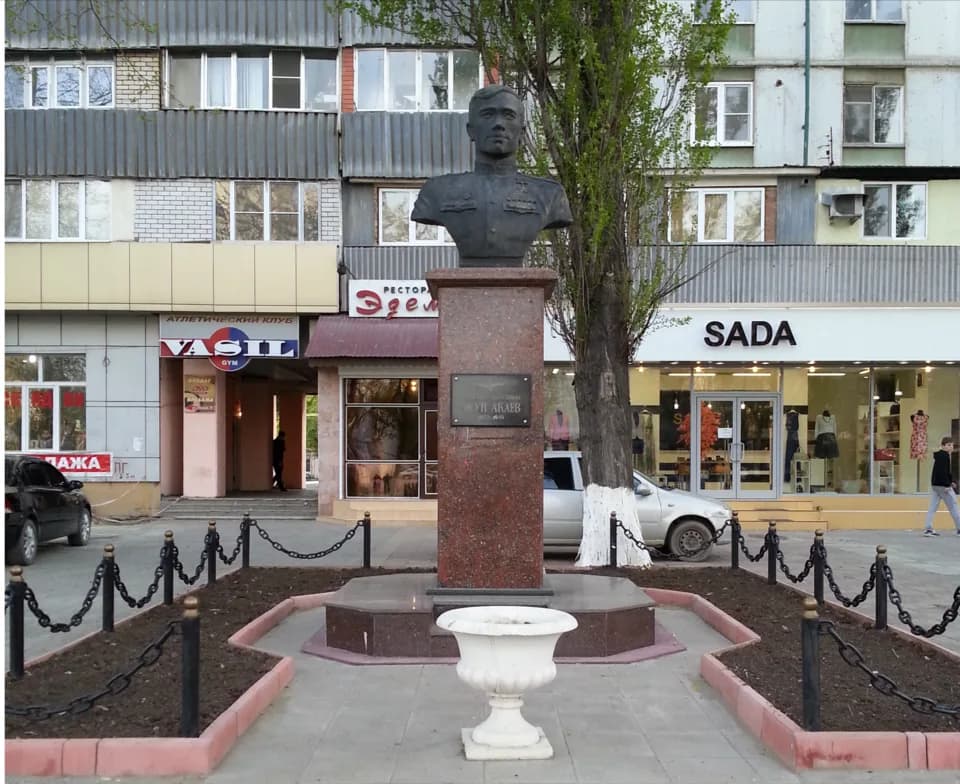 Rasul Gamzatov - Памятник Юсупу Акаеву в Махачкале