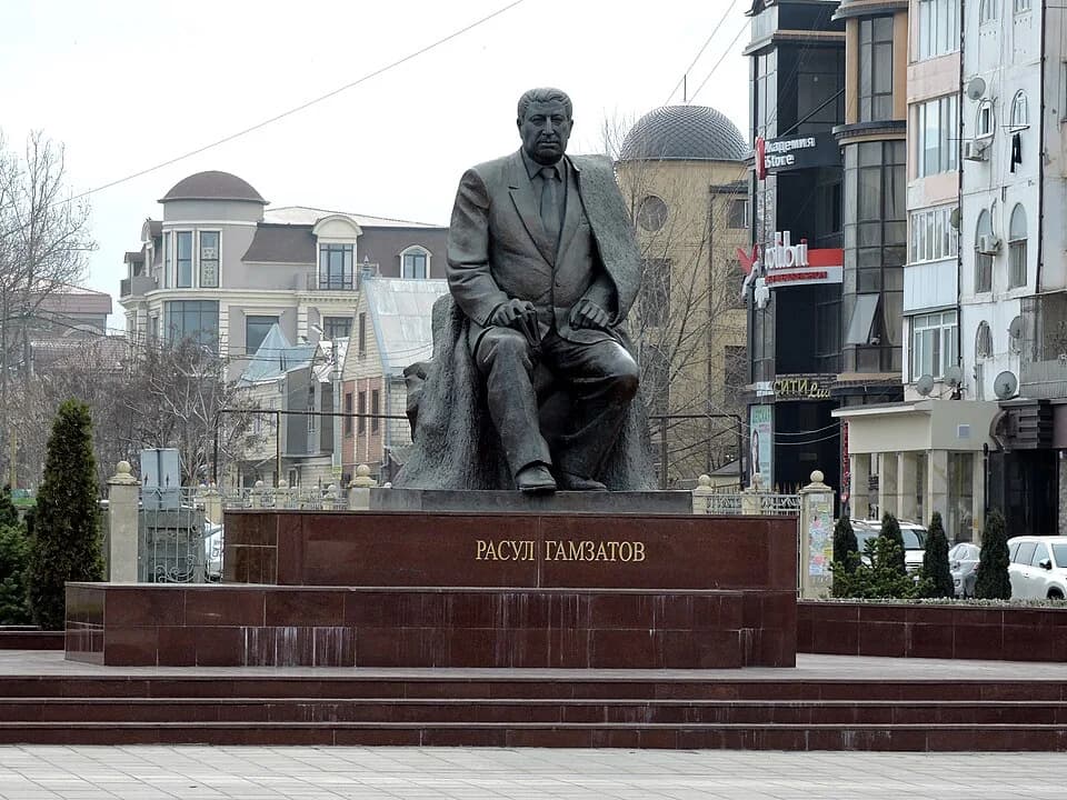 Rasul Gamzatov - Памятник Расулу Гамзатову в Махачкале