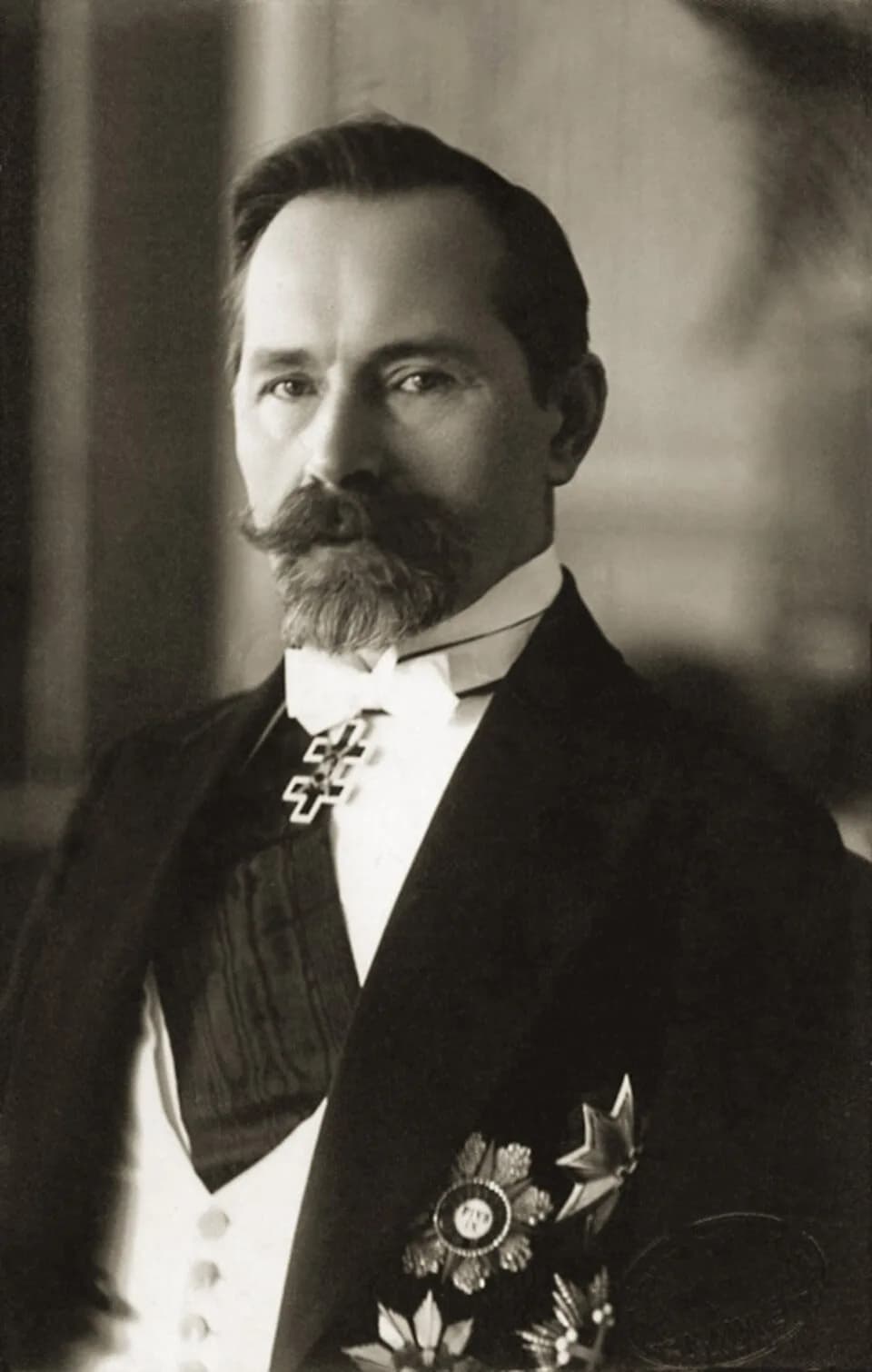 Antanas Smetona - feather removed from Antanas_Smetona.jpg, by me user debivort 1.07