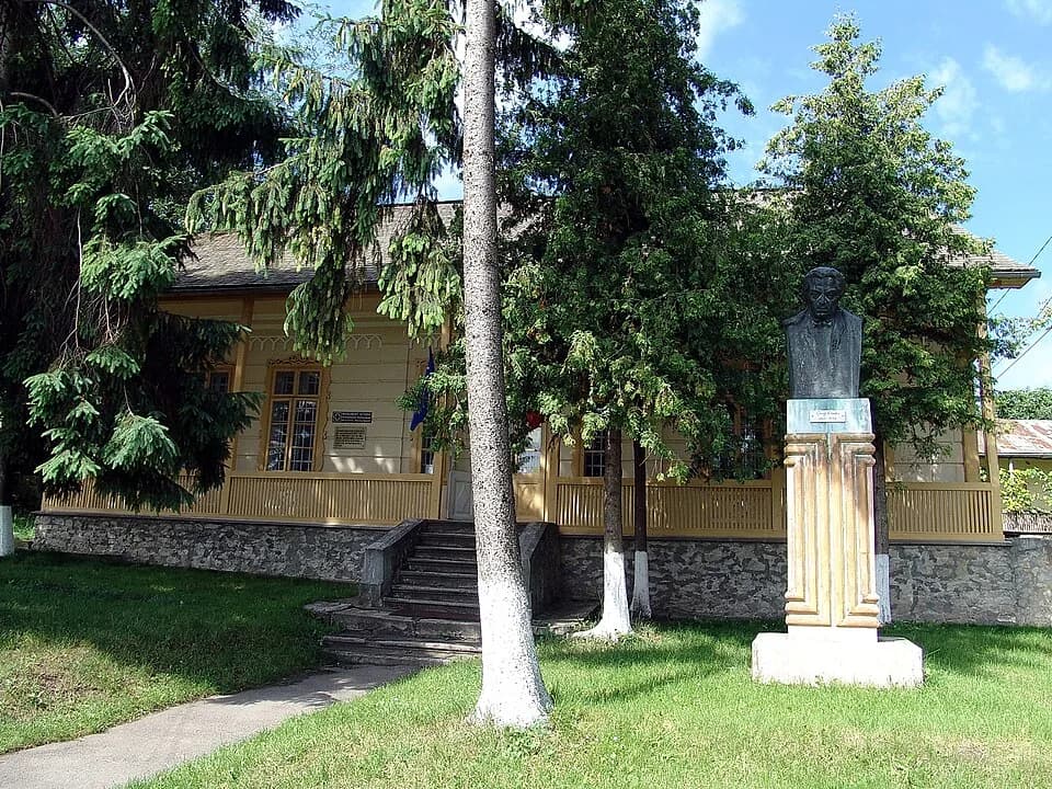 George Enesco - Muzeul „George Enescu" din Dorohoi, amenajat în casa cumpărată în anul 1910 de Costache Enescu, tatăl compozitorului, inaugurat în anul 1957 şi reorganizat recent, expune obiecte şi d