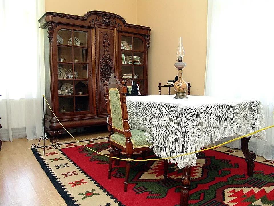 George Enesco - Muzeul „George Enescu" din Dorohoi, amenajat în casa  cumpărată în anul 1910 de Costache Enescu, tatăl compozitorului, inaugurat în anul 1957 şi reorganizat recent, expune obiecte şi d