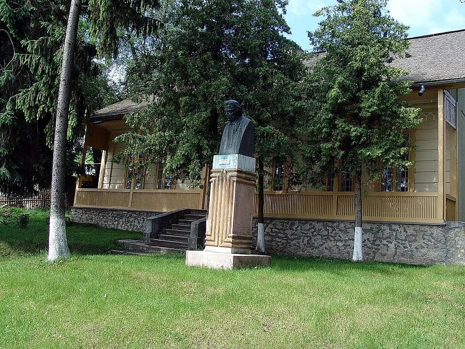 George Enesco - Muzeul „George Enescu" din Dorohoi, amenajat în casa  cumpărată în anul 1910 de Costache Enescu, tatăl compozitorului, inaugurat în anul 1957 şi reorganizat recent, expune obiecte şi d