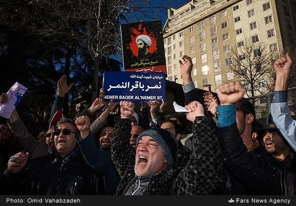 Nimr al-Nimr - عکس امید وهاب‌زاده (عکاس خبرگزاری فارس) از نصب تابلوی «خیابان شهید آیت‌الله شیخ نمر باقر النمر» در خیابان منتهی به سفارت عربستان در تهران (خیابان نیلوفر)