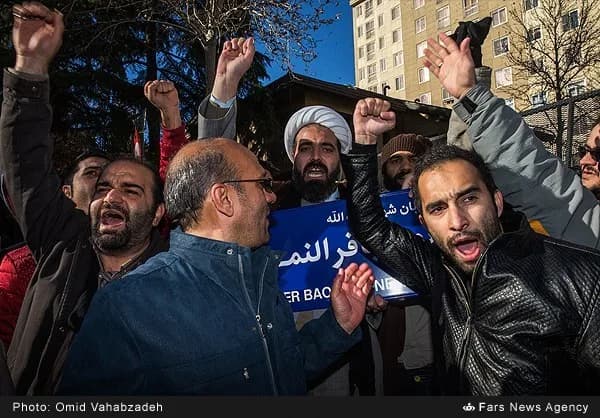 Nimr al-Nimr - عکس امید وهاب‌زاده (عکاس خبرگزاری فارس) از نصب تابلوی «خیابان شهید آیت‌الله شیخ نمر باقر النمر» در خیابان منتهی به سفارت عربستان در تهران (خیابان نیلوفر)