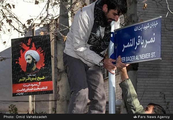 Nimr al-Nimr - عکس امید وهاب‌زاده (عکاس خبرگزاری فارس) از نصب تابلوی «خیابان شهید آیت‌الله شیخ نمر باقر النمر» در خیابان منتهی به سفارت عربستان در تهران (خیابان نیلوفر)