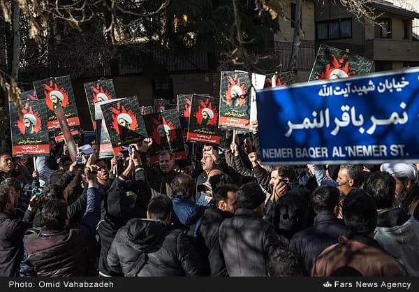 Nimr al-Nimr - عکس امید وهاب‌زاده (عکاس خبرگزاری فارس) از نصب تابلوی «خیابان شهید آیت‌الله شیخ نمر باقر النمر» در خیابان منتهی به سفارت عربستان در تهران (خیابان نیلوفر)
