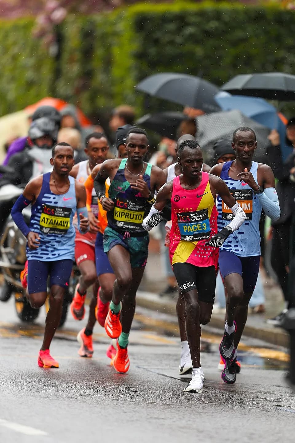 Kelvin Kiptum - 2023 TCS London Marathon - Elite men race - Pacemaker 3 pacing the leading group of Kinde Atanaw (6), Amos Kipruto (1), Kelvin Kiptum (3), Tamirat Tola (5), Seifu Tura (8), Geoffrey Ka