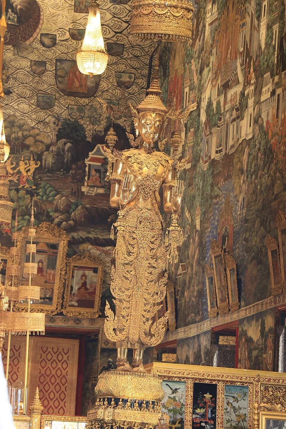 Phutthayotfa Chulalok - พระพุทธยอดฟ้าจุฬาโลก ถ่ายจากด้านนอกพระอุโบสถ