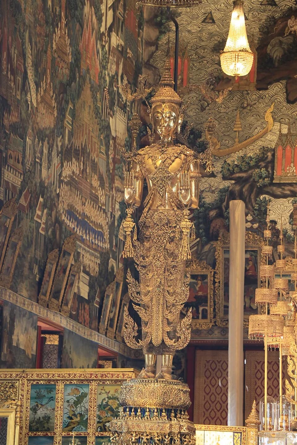 Phutthayotfa Chulalok - พระพุทธเลิศหล้านภาลัย ถ่ายจากด้านนอกพระอุโบสถ