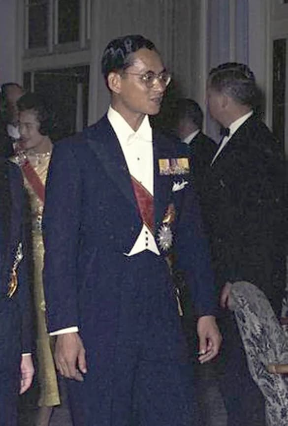 Sirikit - Title: Petersberg, Staatsempfang für König von Thailand 
Extra information: Bundespräsident Heinrich Lübke und König Bhumibol von Thailand 
People in the image:

Bhumibol Aduljadeh Rama IX: 