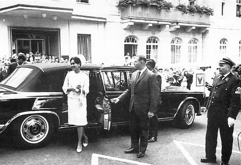 Sirikit - Die thailändische Königin Sirikit im Sommer 1960 vor dem Sanatorium Apolant anlässlich eines Treffens mit Bundespräsident Heinrich Lübke in Bad Kissingen.