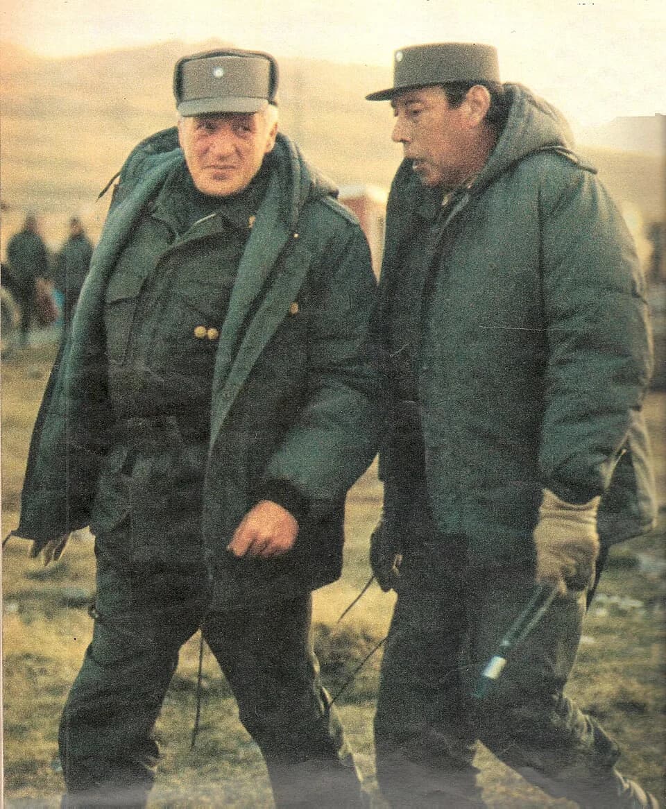 Leopoldo Fortunato hdp - Galtieri(presidente de Facto) y el general Oscar Luis Jofre en 1982. Visita de Galtieri a las islas el 22/04/1982.