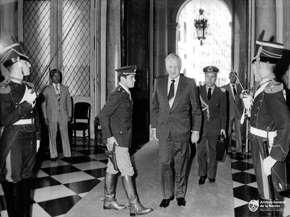 Leopoldo Fortunato hdp - Galtieri entrando a la casa de gobierno.
Documentos Fotográficos. Inventario 336666.