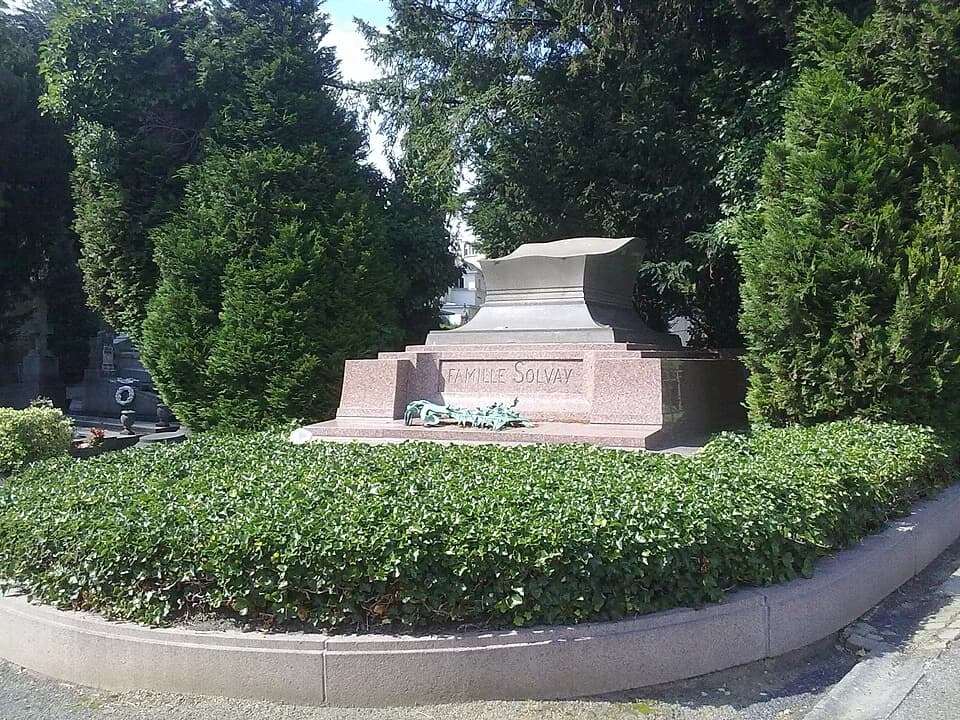 Victor Horta - Tombe de la famille Solvay au cimetière Ixelles (Belgique)