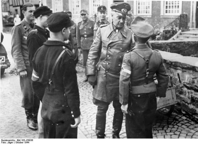 Walter Model - For documentary purposes the German Federal Archive often retained the original image captions, which may be erroneous, biased, obsolete or politically extreme. Deutschland, Model bei H