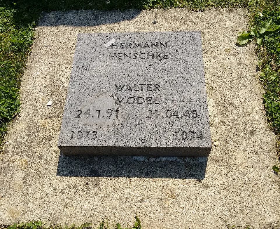 Walter Model - Der Grabstein Nummer 1074 auf dem Soldatenfriedhof Vossenack trägt einen prominenten Namen: Hier ruht Walter Model.