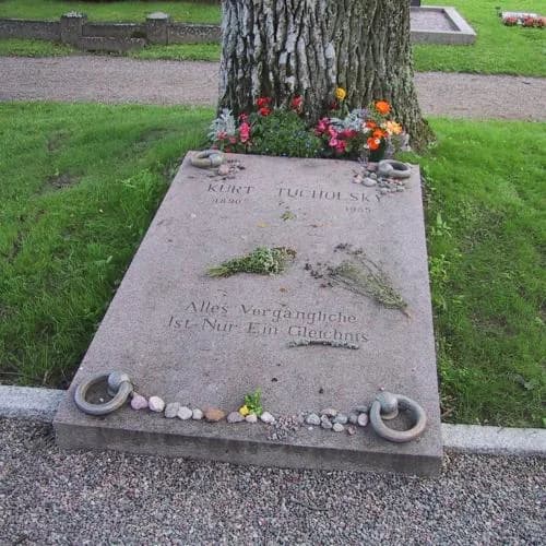 Kurt Tucholsky - Grave of Kurt Tucholsky in Mariefred (Sweden). Inscription "Alles Vergängliche Ist Nur Ein Gleichnis" ("All that is transitory is but a symbol" from Goethe's Faust, Part II)
