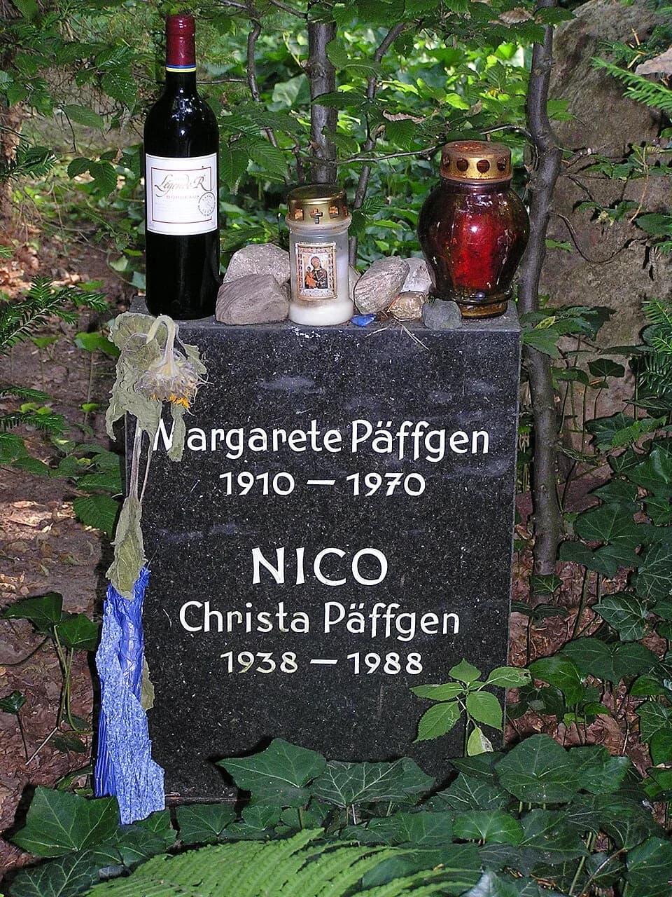 Nicos - Berlin, Friedhof Grunewald-Forst, Grabmal von "Nico"