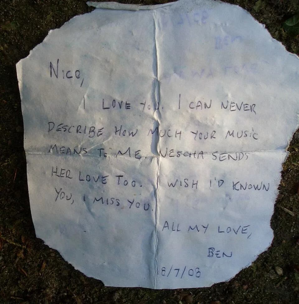 Nicos - Ben from the United Kingdom has written some personal lines for former fashion model and rock singer Nico (Christa Päffgen) at Friedhof Grunewald-Forst in Berlin. Then he has put the slip on h