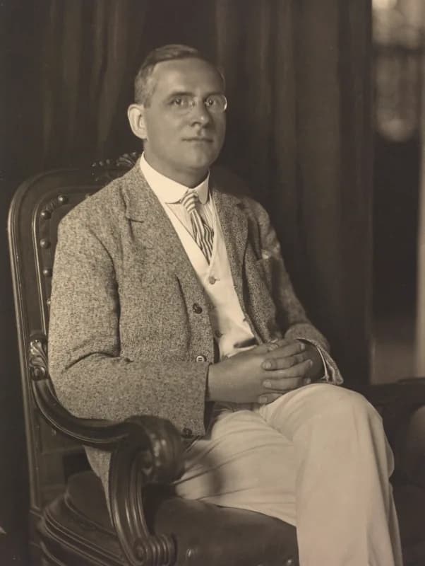 Moritz Schlick - Schlick sitting.jpg