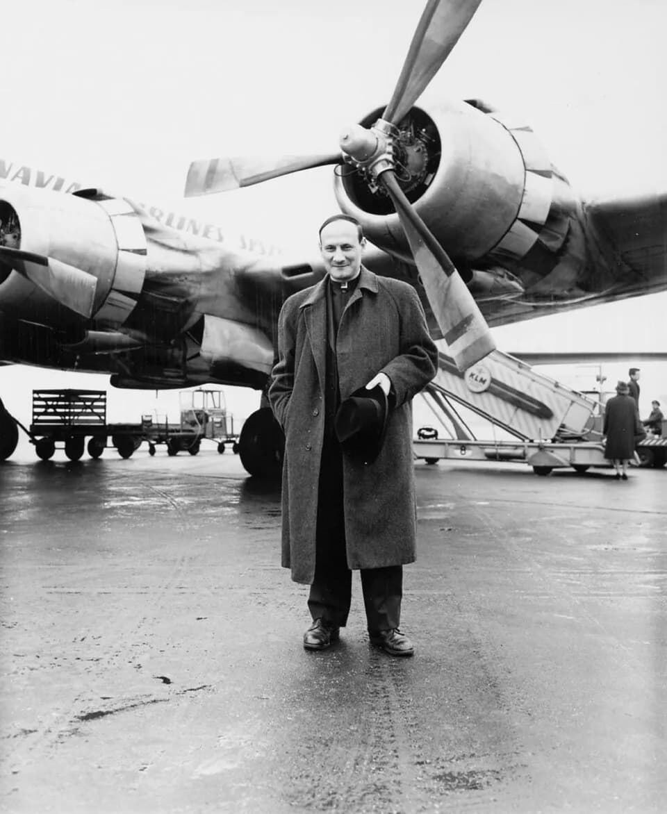 Dominique Pire - Pater Georges Pire, Nobelprijswinnaar voor de Vrede, keert terug uit Zweden, Schiphol, 12 december 1958.
Foto Ben van Meerendonk / AHF, collectie IISG, Amsterdam