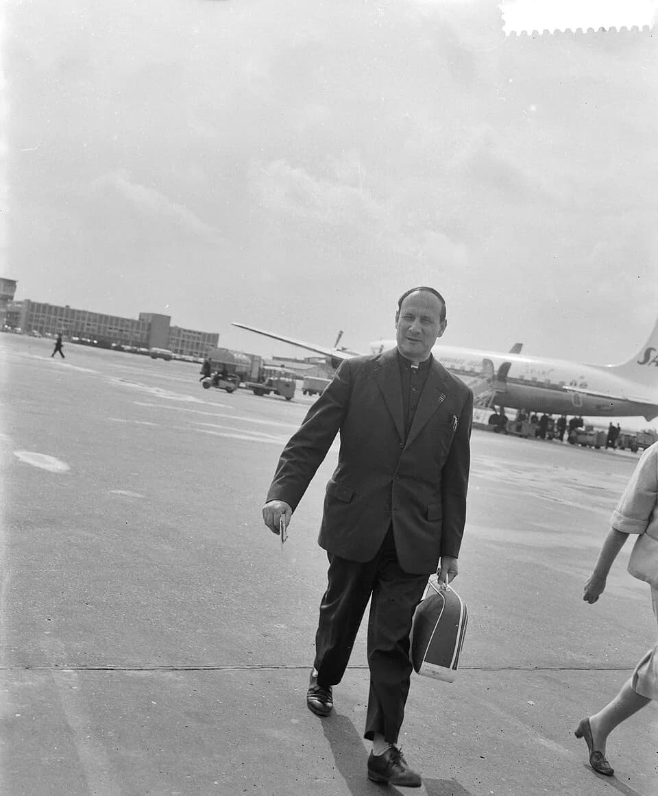 Dominique Pire - Collectie / Archief : Fotocollectie Anefo
Reportage / Serie : [ onbekend ]
Beschrijving : Aankomst van Pater Pire op Schiphol
Datum : 9 augustus 1960
Trefwoorden : aankomsten, paters
