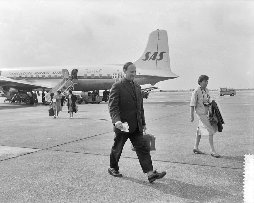 Dominique Pire - Collectie / Archief : Fotocollectie Anefo
Reportage / Serie : [ onbekend ]
Beschrijving : Aankomst van Pater Pire op Schiphol, Pater Pire op het platform
Datum : 9 augustus 1960
Trefw