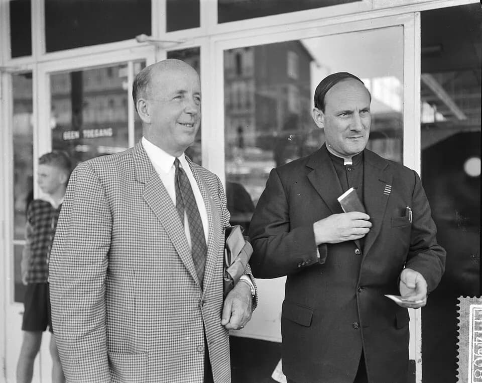 Dominique Pire - Collectie / Archief : Fotocollectie Anefo
Reportage / Serie : [ onbekend ]
Beschrijving : Aankomst van Pater Pire op Schiphol, Pater Pire in de aankomsthal
Datum : 9 augustus 1960
Tre