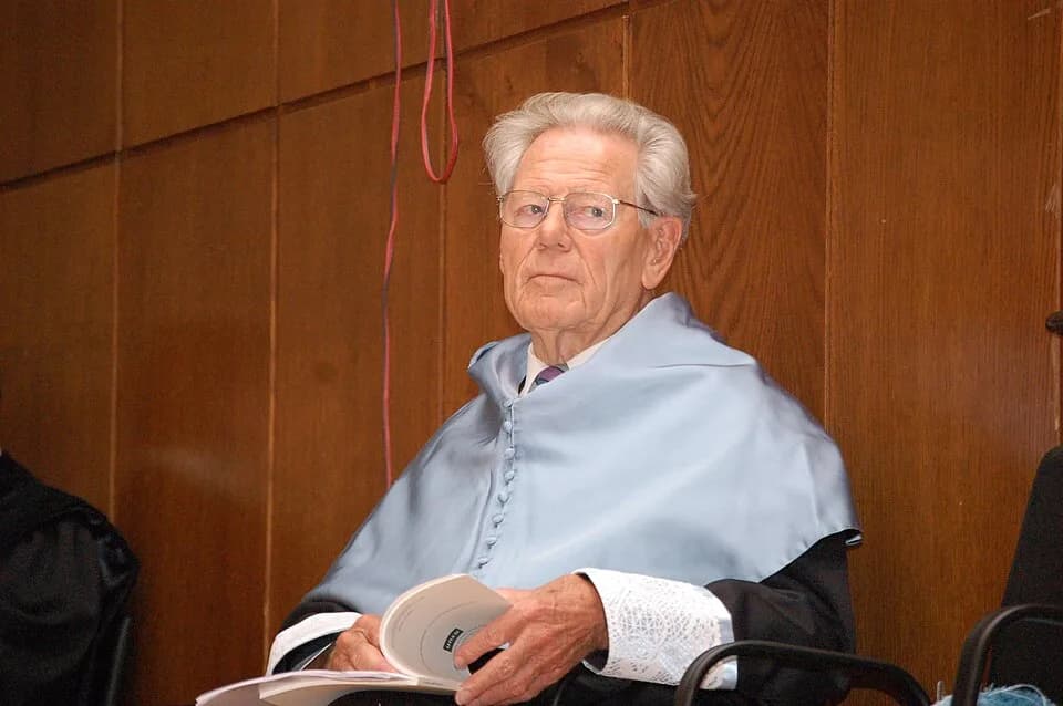 Hans Küng - Hans Küng investido Doctor Honoris Causa en la Universidad Nacional de Educación a Distancia (UNED).
http://www.agenciasinc.es/Noticias/Hans-Kueng-investido-Doctor-Honoris-Causa-en-la-UNED