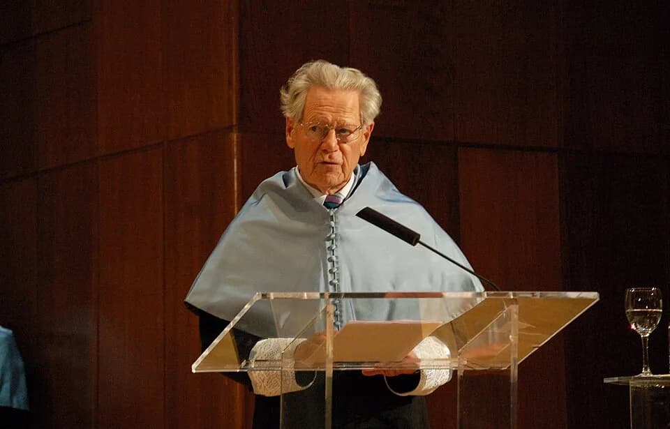 Hans Küng - Hans Küng investido Doctor Honoris Causa en la Universidad Nacional de Educación a Distancia (UNED).
http://www.agenciasinc.es/Noticias/Hans-Kueng-investido-Doctor-Honoris-Causa-en-la-UNED