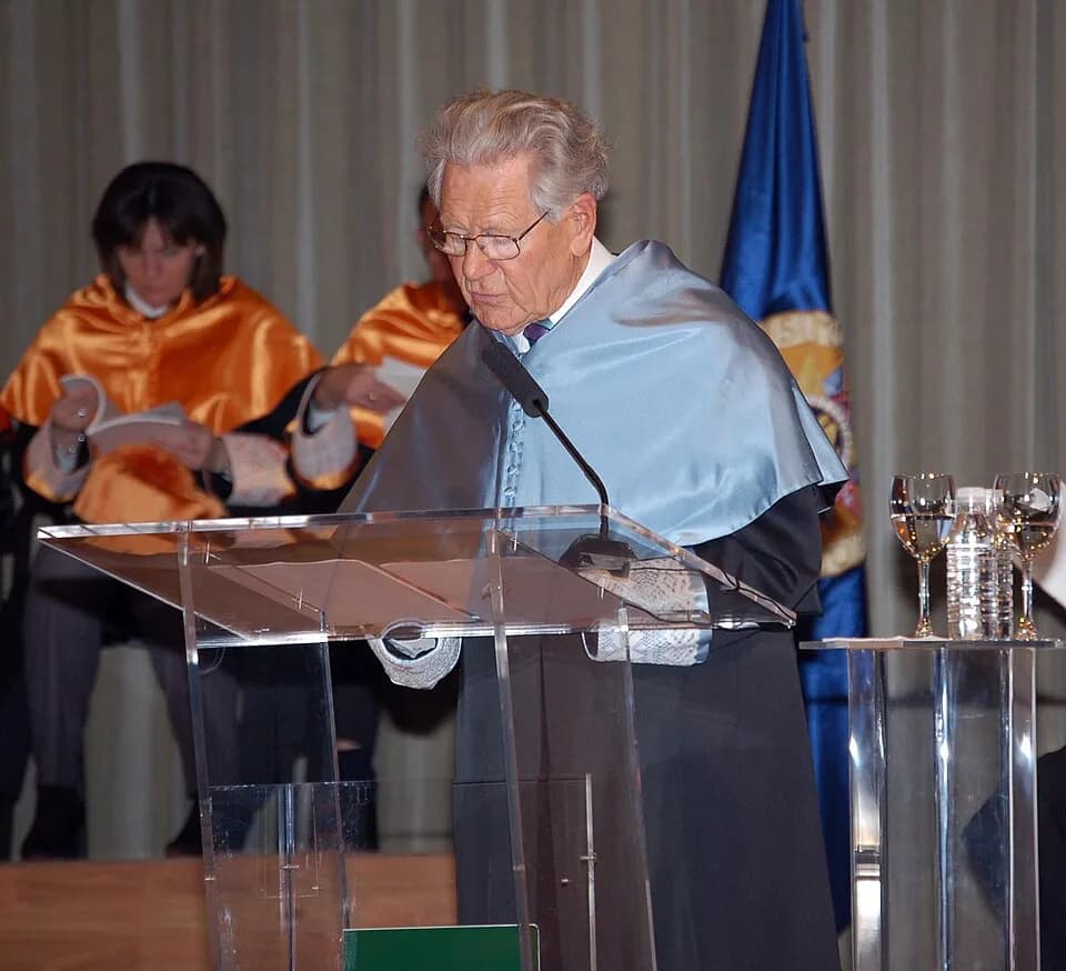 Hans Küng - Hans Küng investido Doctor Honoris Causa en la Universidad Nacional de Educación a Distancia (UNED).
http://www.agenciasinc.es/Noticias/Hans-Kueng-investido-Doctor-Honoris-Causa-en-la-UNED