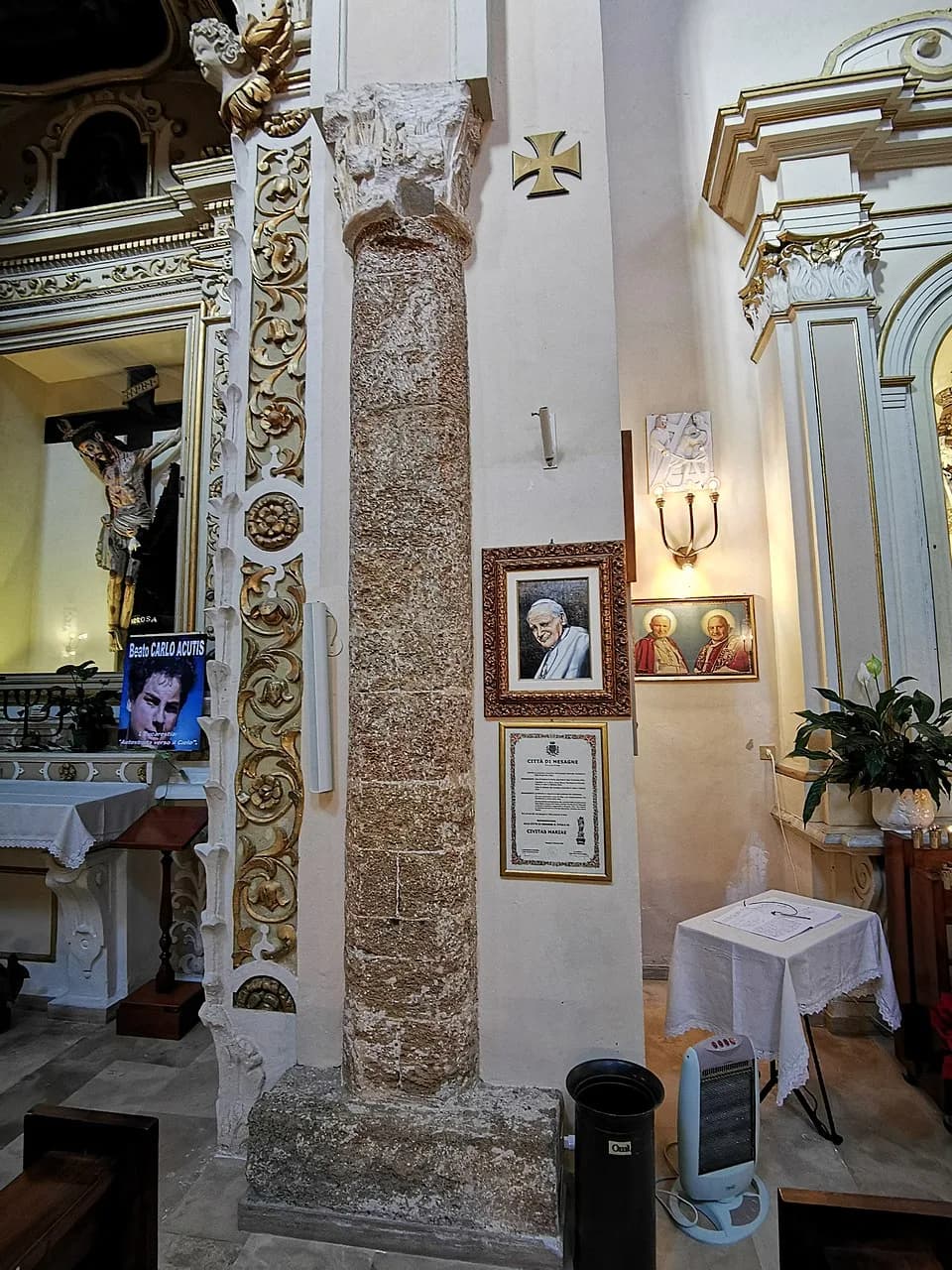 Carlo Acutis - Chiesa del Carmine (Mesagne): resti di una colonna romanica.
