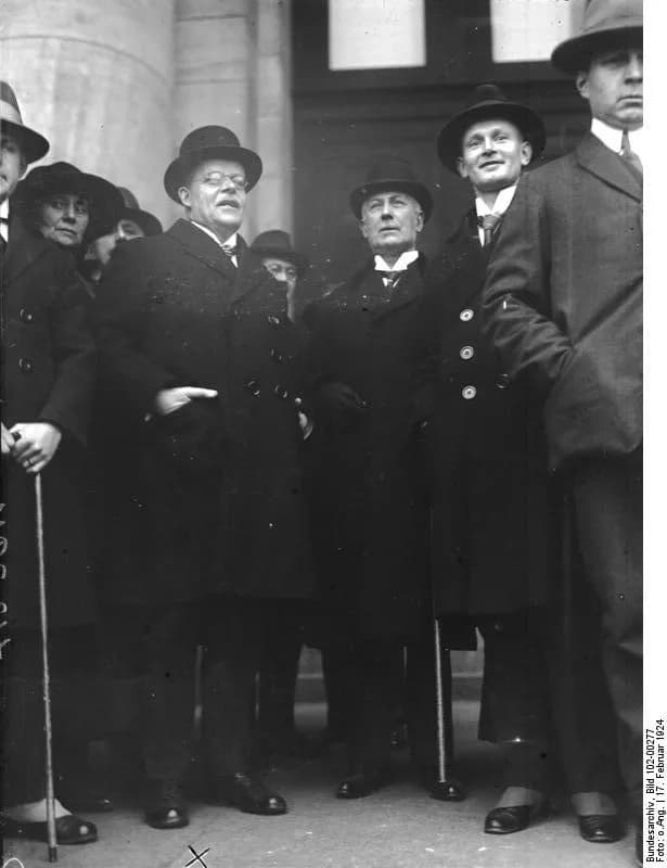 Wilhelm Marx - For documentary purposes the German Federal Archive often retained the original image captions, which may be erroneous, biased, obsolete or politically extreme. Treuekundgebung für die 