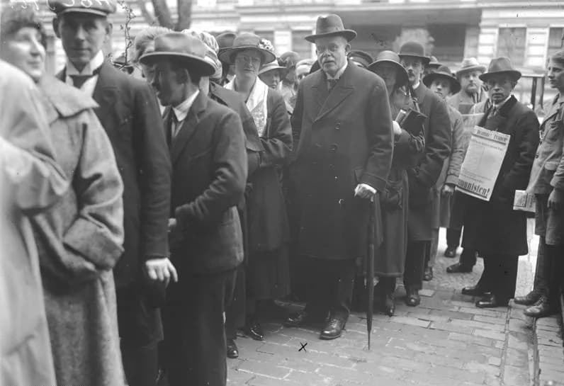 Wilhelm Marx - For documentary purposes the German Federal Archive often retained the original image captions, which may be erroneous, biased, obsolete or politically extreme. Zur Reichstagswahl am 4.