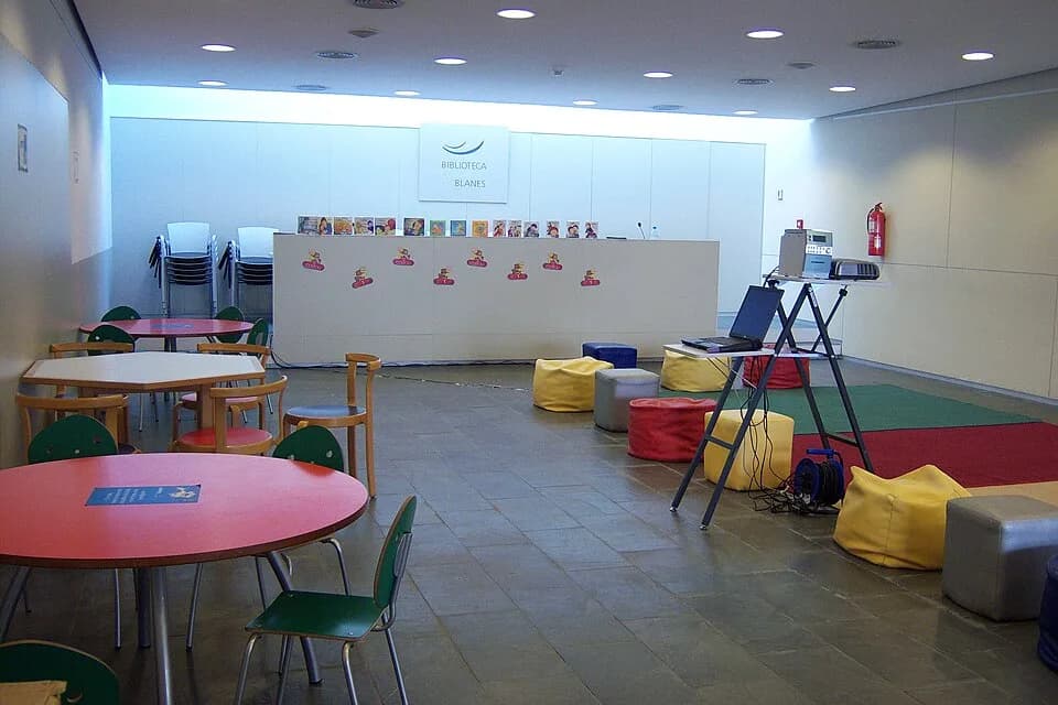Roberto Bolaño - Sala Roberto Bolaño dins de la Biblioteca Comarcal de Blanes, preparada per a una activitat destinada al públic infantil.