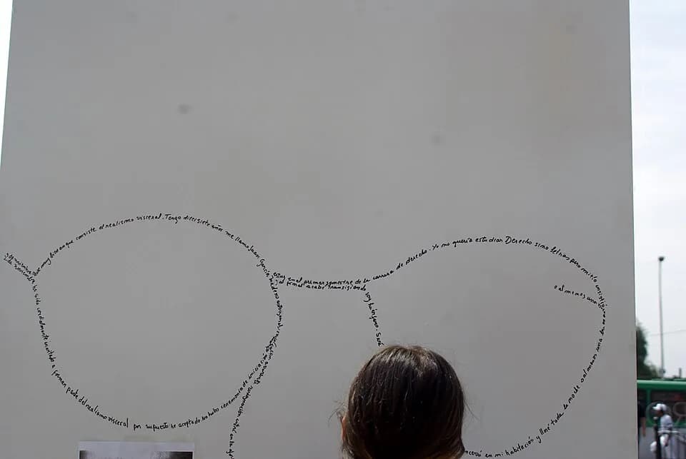 Roberto Bolaño - Romina Aura realizando su caligrama de Bolaño con el comienzo de 'Los detectives salvajes en el marco de la performance Es Bolaño en la calle, Plaza de la Cultura (ex parking de la Es