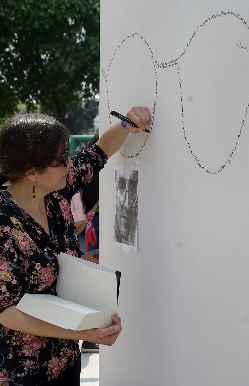 Roberto Bolaño - Romina Aura realizando su caligrama de Bolaño con el comienzo de 'Los detectives salvajes en el marco de la performance Es Bolaño en la calle, Plaza de la Cultura (ex parking de la Es