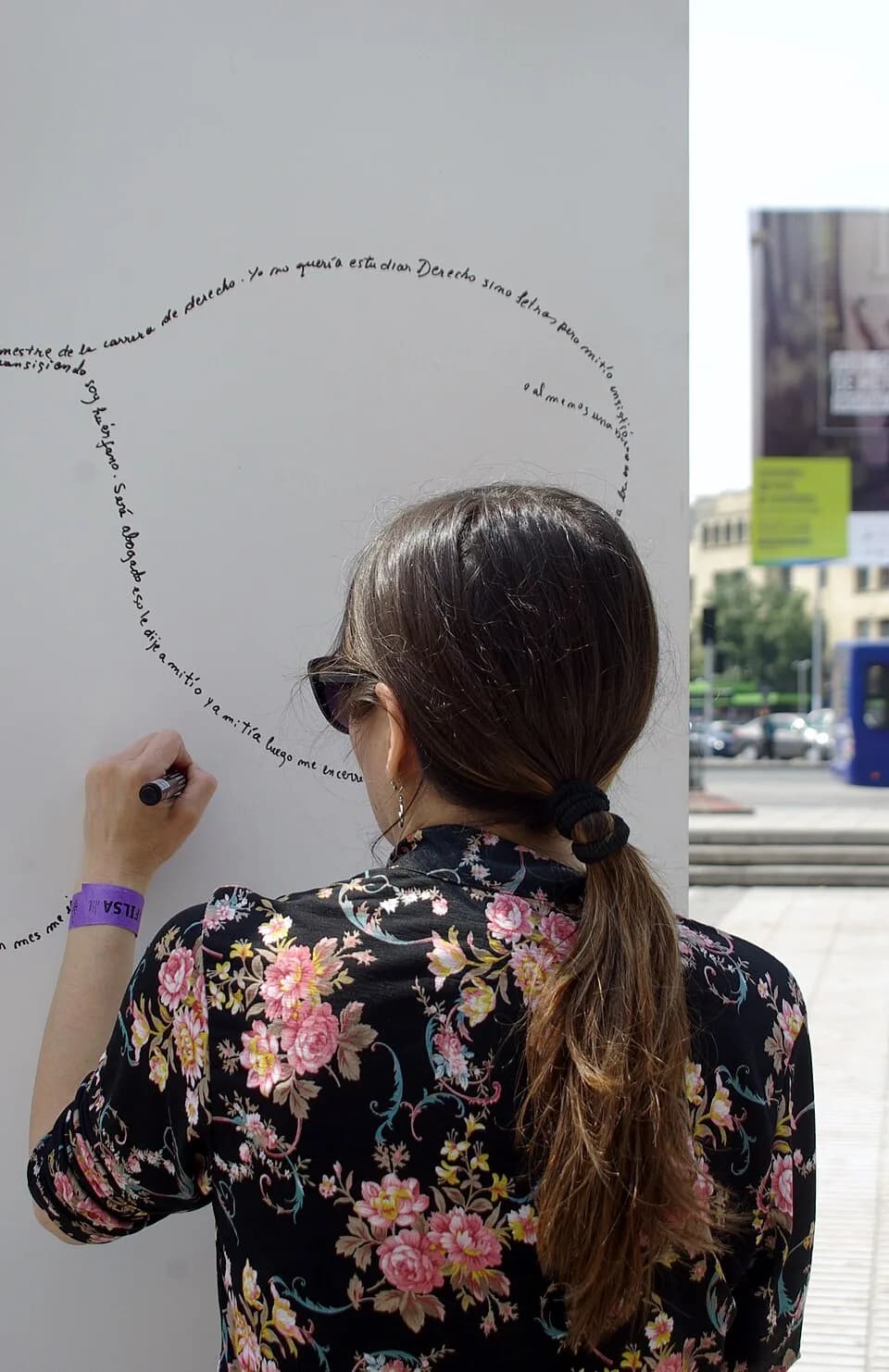 Roberto Bolaño - Romina Aura realizando su caligrama de Bolaño con el comienzo de 'Los detectives salvajes en el marco de la performance Es Bolaño en la calle, Plaza de la Cultura (ex parking de la Es