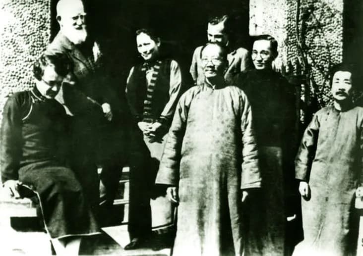 Lin Yutang - (from left to right) Agnes Smedley, George Bernard Shaw, Soong Ching-ling, Cai Yuanpei, Harold R. Isaacs, Lin Yutang and Lu Xun