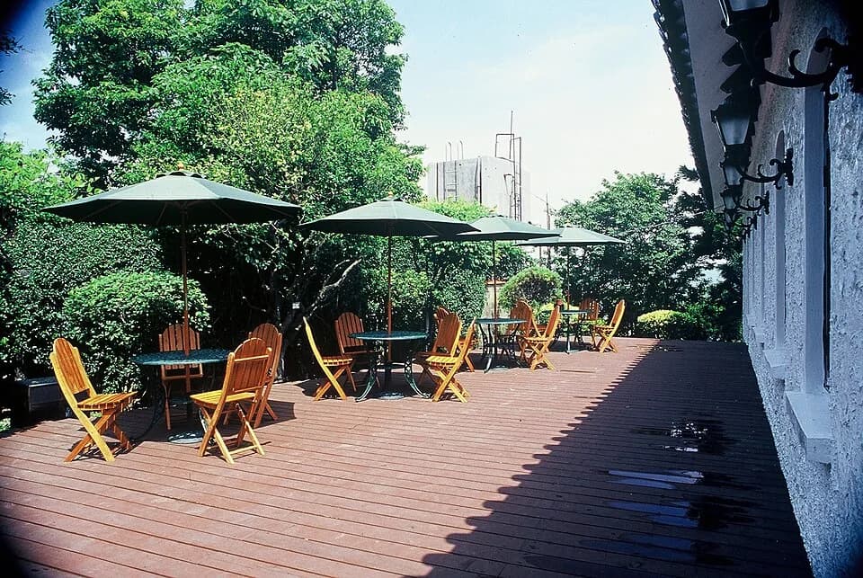 Lin Yutang - Outdoor deck