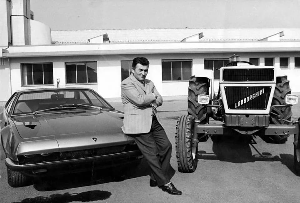 Ferruccio Lamborghini - anni '70 Ferruccio Lamborghini fotografato tra un trattore e una vettura Lamborghini