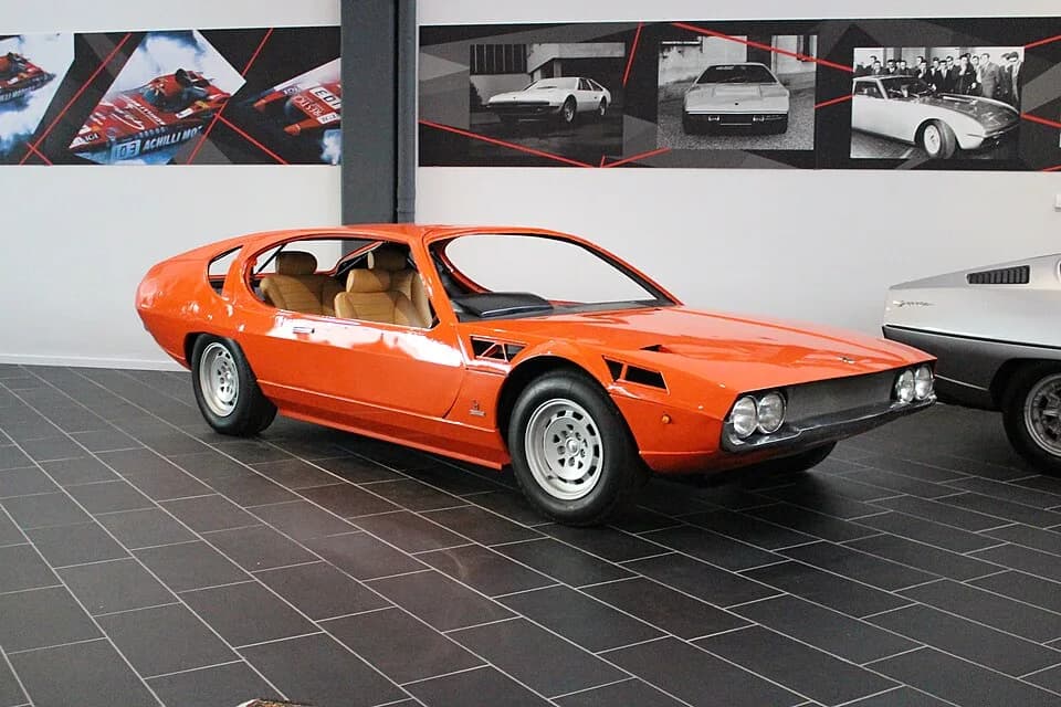 Ferruccio Lamborghini - Lamborghini Espada-Prototyp mit Flügeltüren, die auch den Zugang nach hinten freigeben.