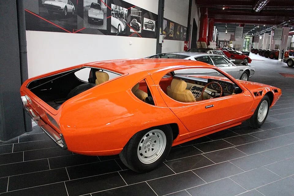 Ferruccio Lamborghini - Lamborghini Espada-Prototyp mit Flügeltüren, die auch den Zugang nach hinten freigeben.