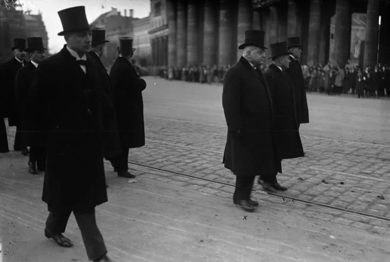 Hans Luther - For documentary purposes the German Federal Archive often retained the original image captions, which may be erroneous, biased, obsolete or politically extreme. Des Reichspräsidenten [Fr