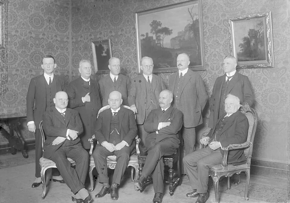 Hans Luther - For documentary purposes the German Federal Archive often retained the original image captions, which may be erroneous, biased, obsolete or politically extreme. Das Kabinett Luther zurüc