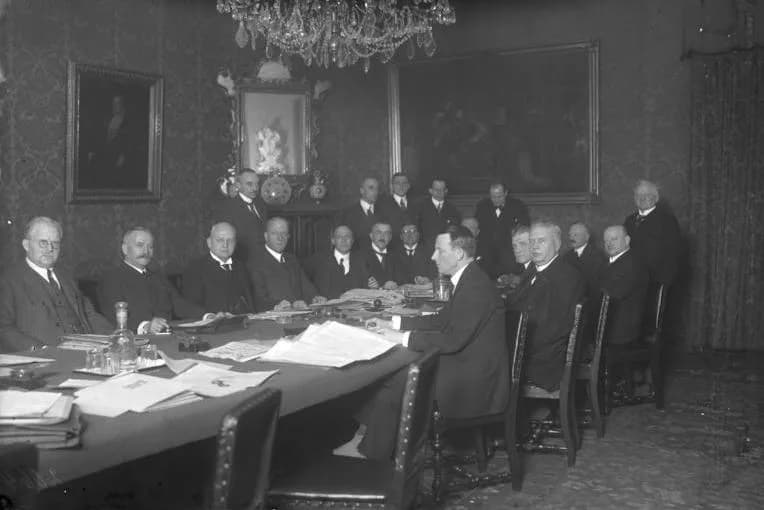 Hans Luther - For documentary purposes the German Federal Archive often retained the original image captions, which may be erroneous, biased, obsolete or politically extreme. Das Kabinett Luther zurüc
