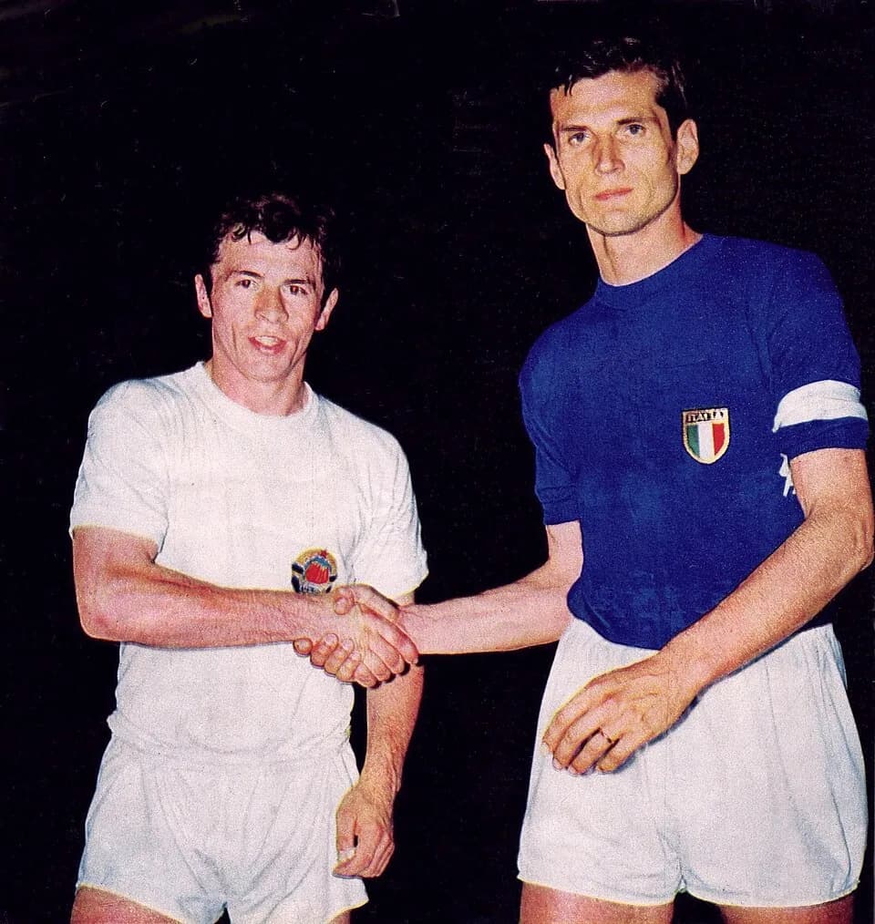 Giacinto Facchetti - Roma (Italia), stadio Olimpico, 8 o 10 giugno 1968. Da sinistra: il centrocampista jugoslavo Ilija Petković e il terzino italiano Giacinto Facchetti in occasione della finale del 