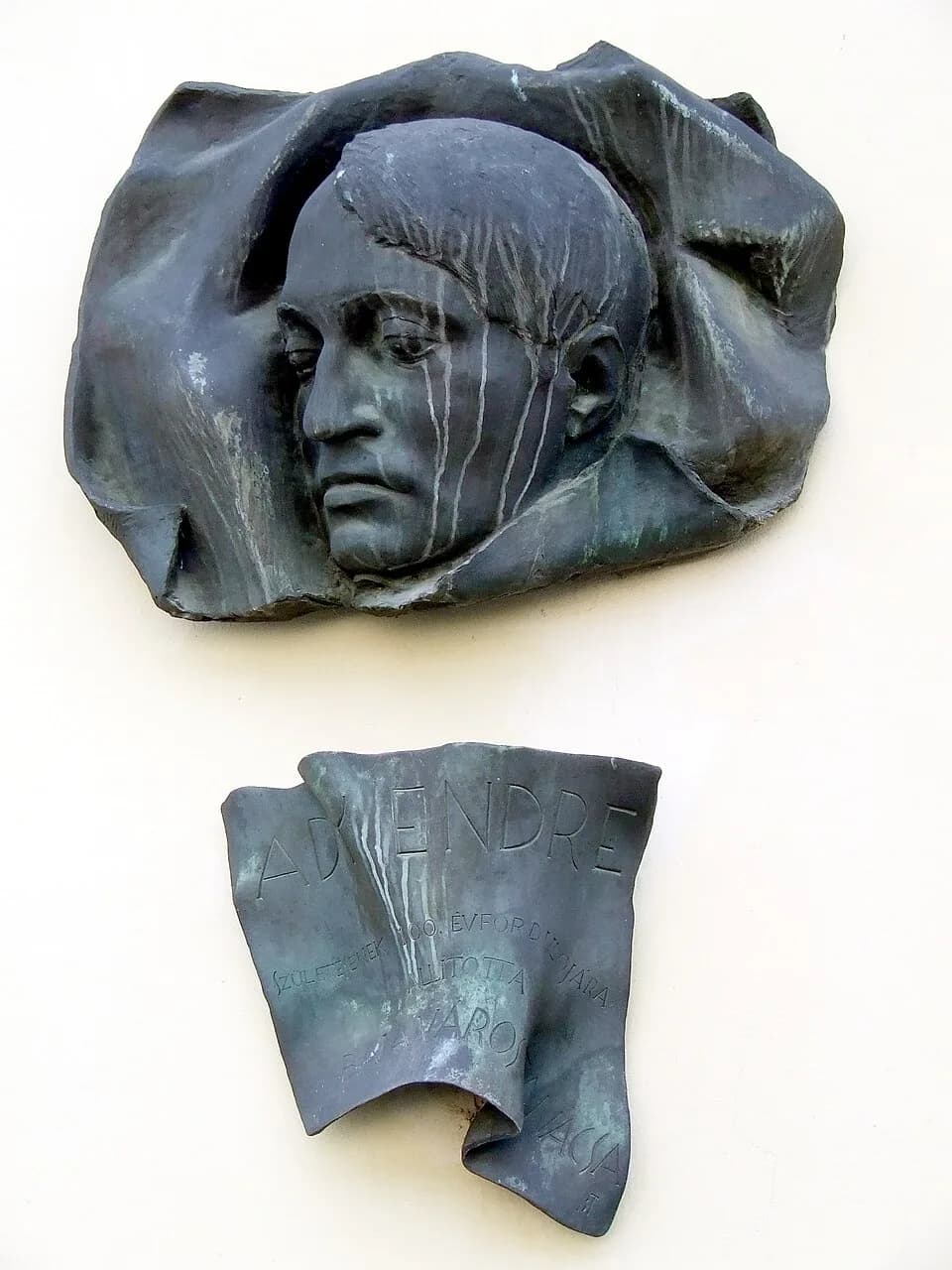 Endre Ady - Ady Endre. Bronz portrédormbormű a bajai Ady Endre Városi Könyvtár falán. Borbás Tibor szobrászművész alkotása (1978)